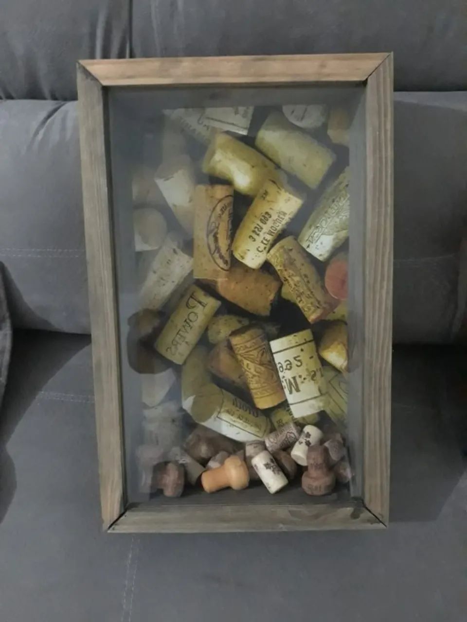 Quadro porta e tampinhas e rolhas 