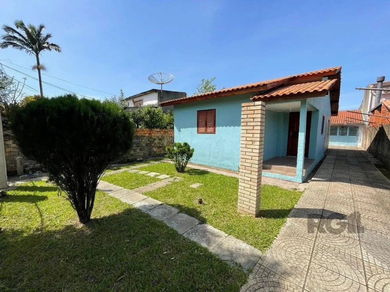 Casa que possui 3 dormitórios, banheiro social, ampla cozinha, sala de estar, ótimo pátio
