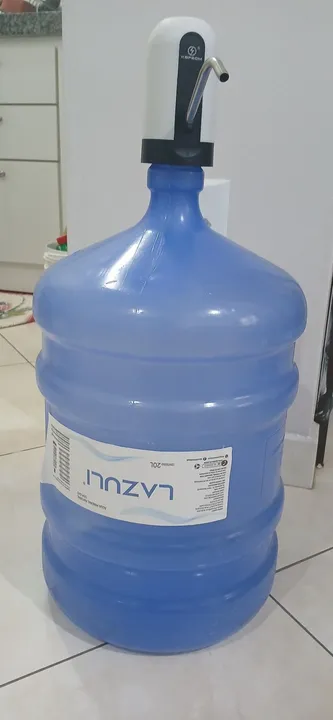 Bomba elétrica d'água e galão