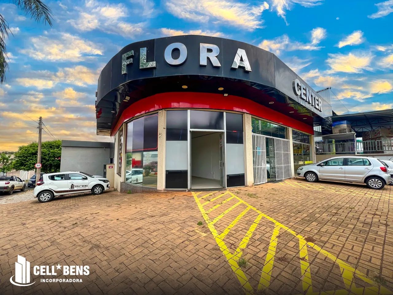 Prédio comercial na Galeria Flora Center no Vila Flora