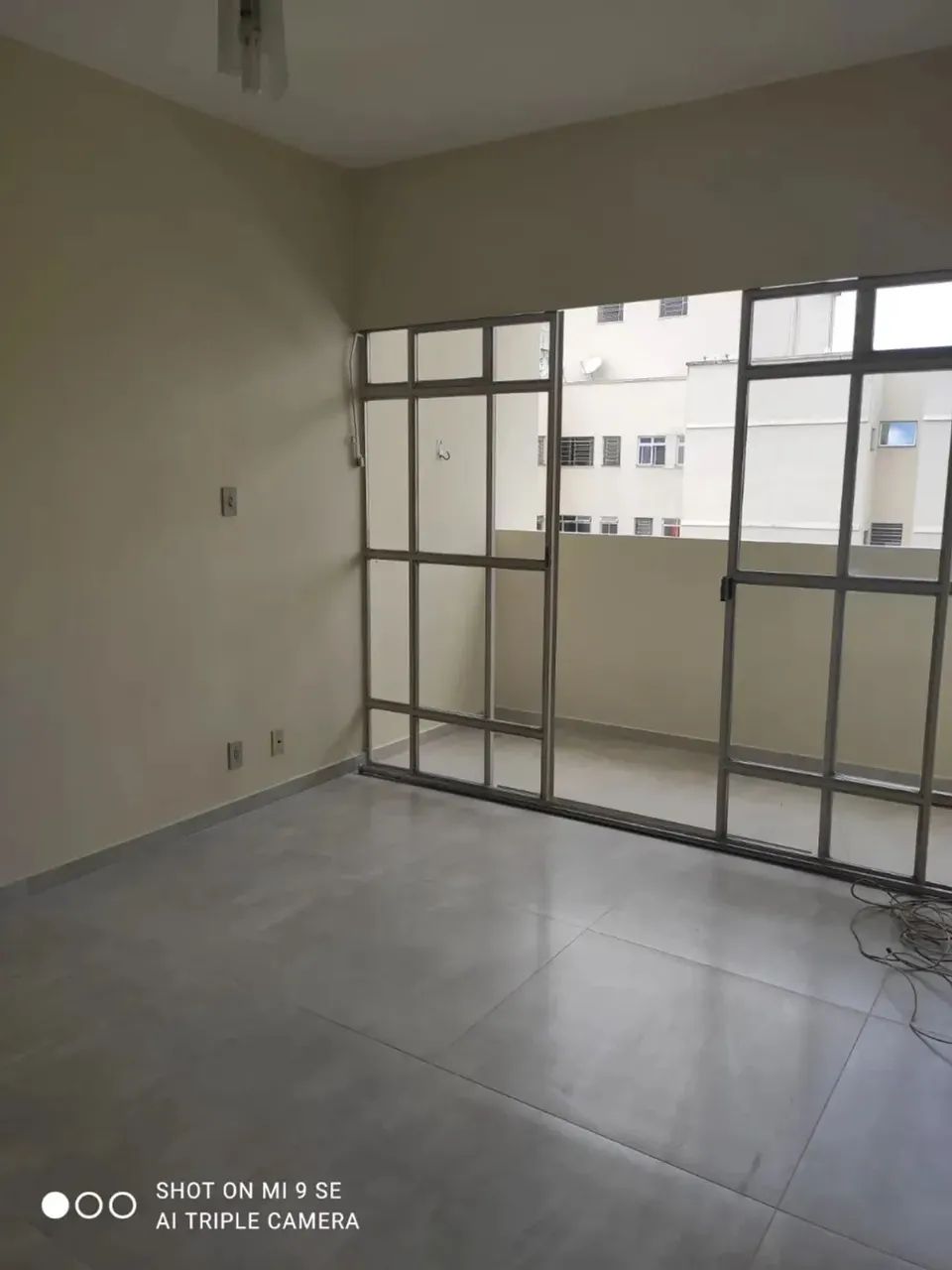 Ótimo apto de 2 quartos com piso porcelanato, sala com sacada com piso porcelanato, banhei - Foto 2