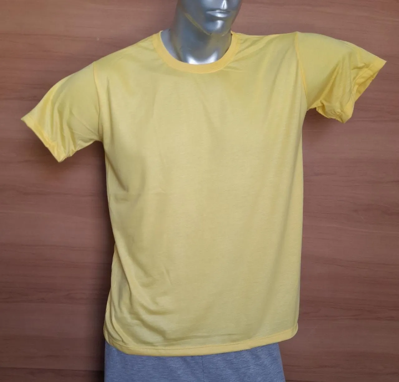 Camiseta Amarela de Manga Curta