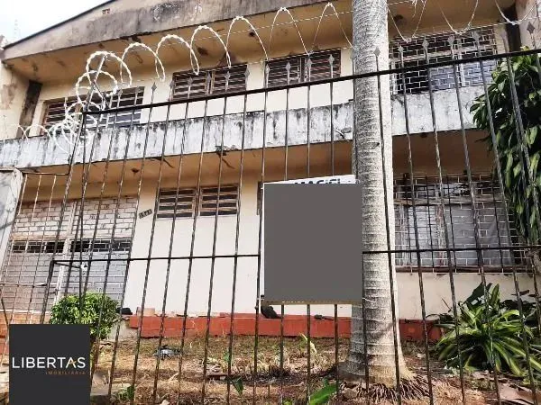 Casa em Porto Alegre, no bairro Cristal, com 4 dormitório(s), e 4 banheiros, à venda.
