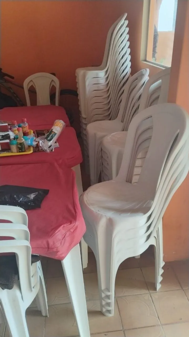 (11) Jogos mesas e Cadeiras de plástico brancas para comércio