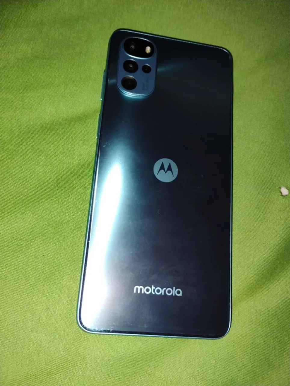 Celular bem conservado com carregador tem nota fiscal da loja