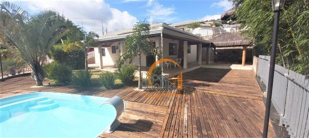 Maravilhosa casa de campo em condomínio fechado à venda em Atibaia!!