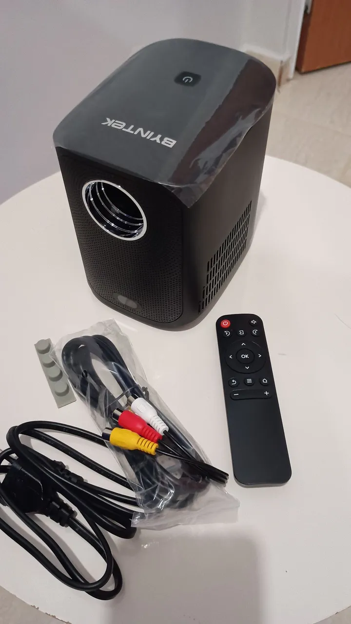 Projetor byintk sky x20 semi novo qualidade de imagem Full HD