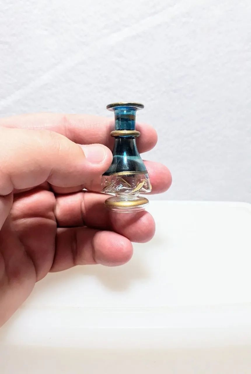 Antigo e pequeno frasco de vidro azul e dourado - Foto 2