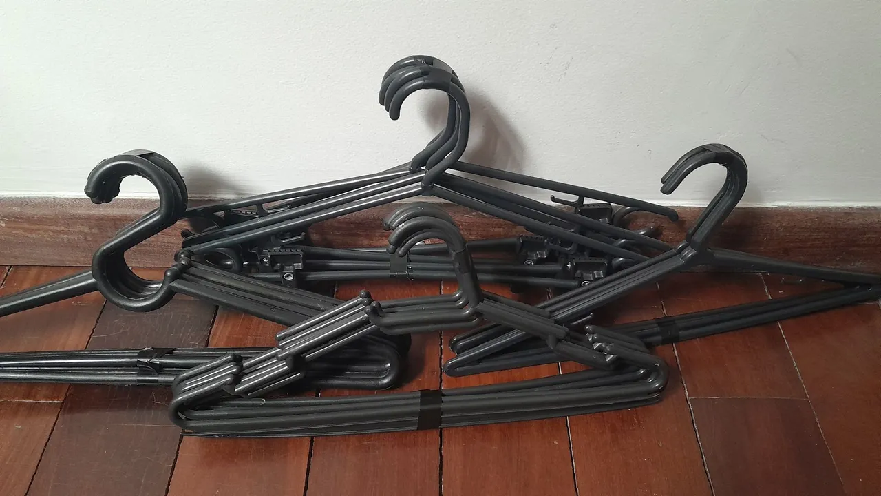 Cabides de plástico preto - Pacote com 20 cabides de modelos diferentes.