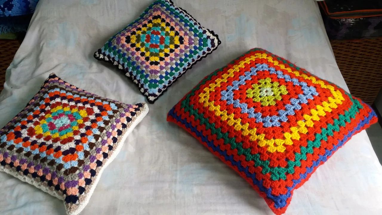 Almofadas Crochê Coloridas - Jogo de 3