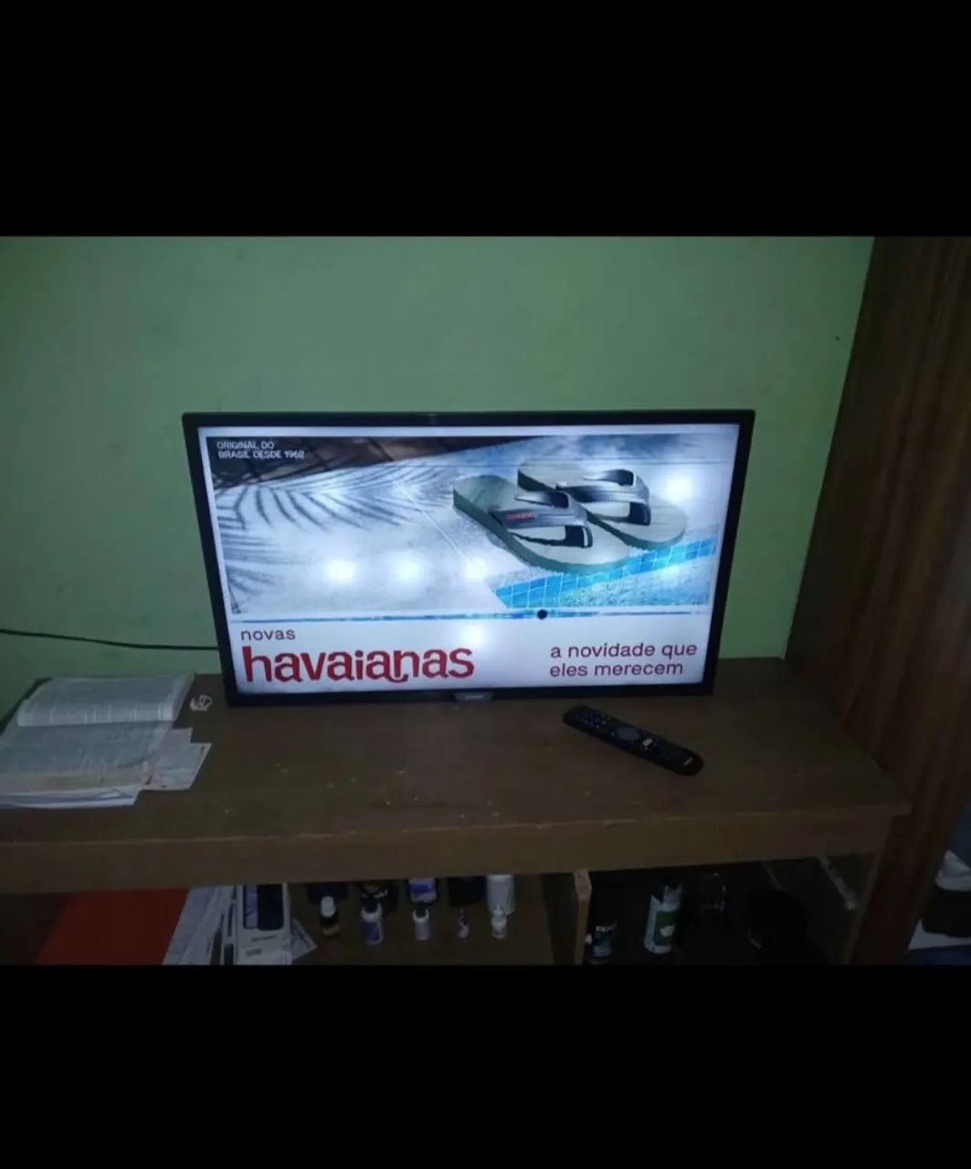 Vender tv smart 32 polegadas, e 2 anos de uso marca phillips tem uma lista na horizontal.  - Foto 2