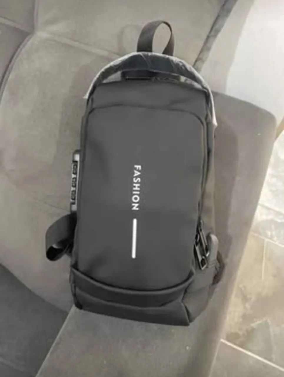 Bolsa Tiracolo Masculina Anti-Furto com USB - Moderna, Segura e Estilosa! - Foto 3
