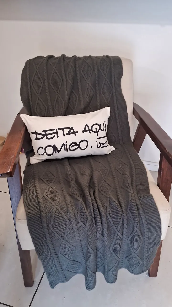 Manta de tricô cinza. Sofá ou peseira cama