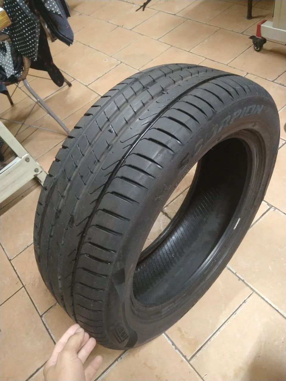Vendo um pneu Pirelli Scorpion, 225/55 R18 semi novo, com uma pequena varia - Foto 4