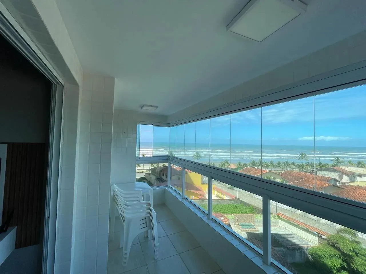 Apartamento com 2 dormitórios e vista para o mar à venda em Mongaguá