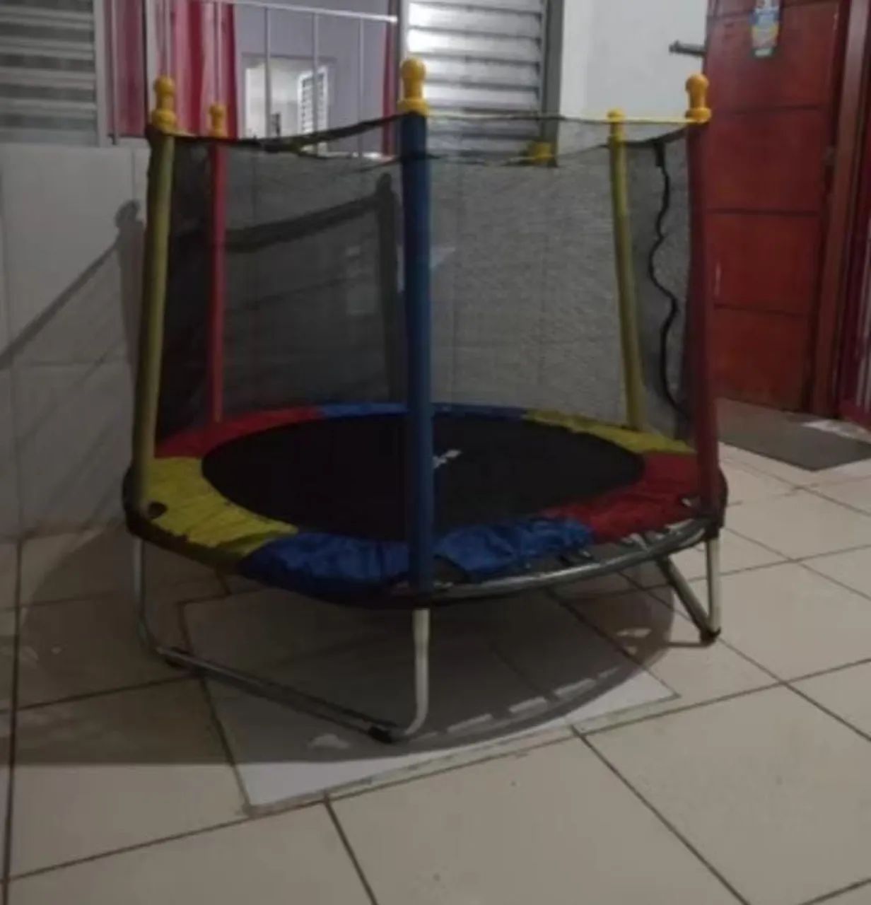 Cama elástica infantil com rede de proteção