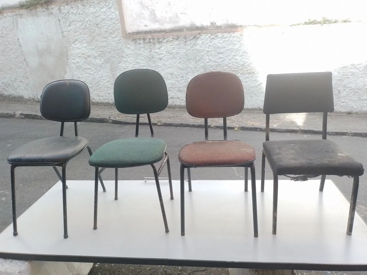 Cadeira de escritório  com pequenas avarias  ,40 $ cada