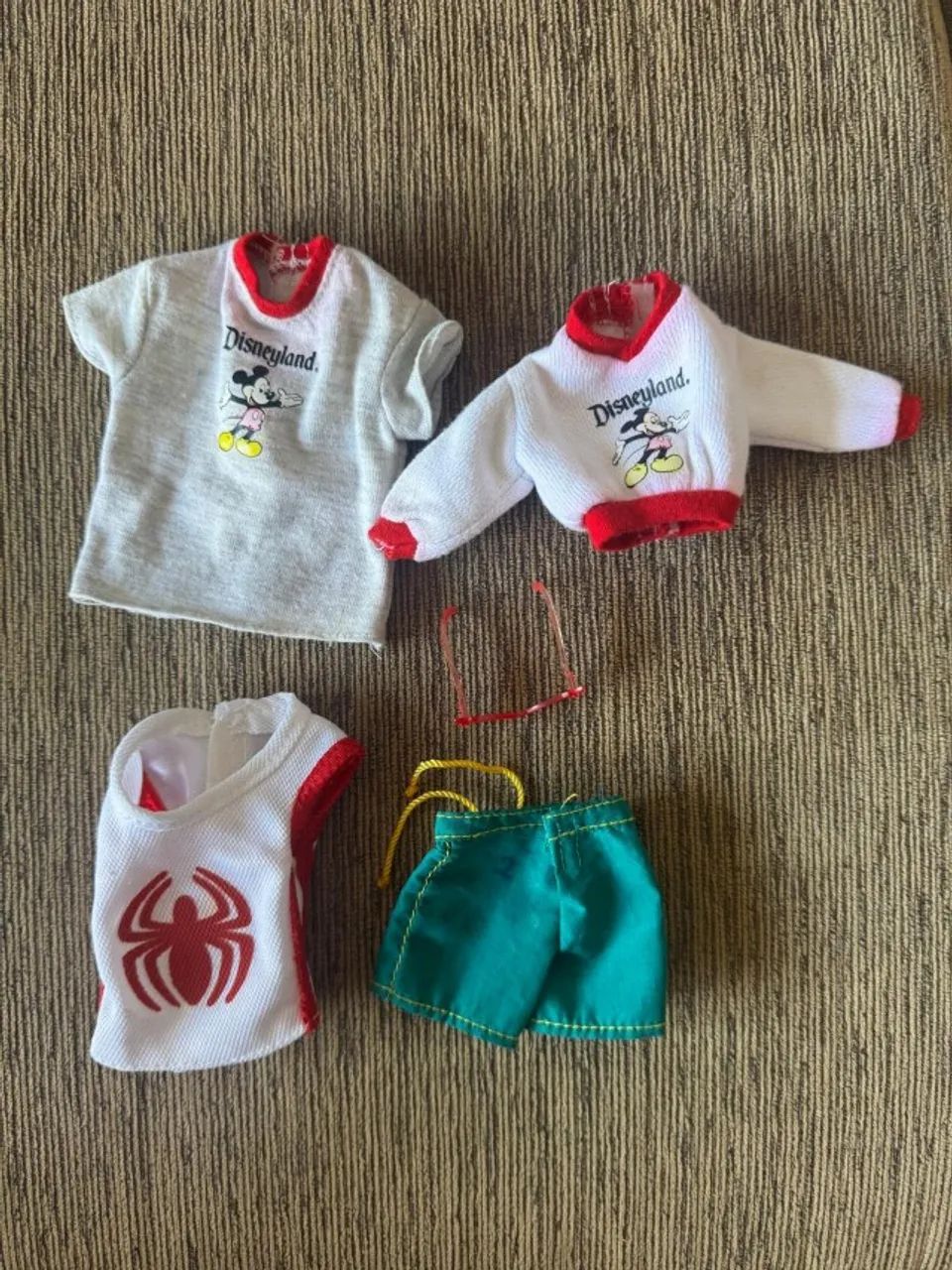 Roupas Para Ken e Barbie Coleção Disney / Marvel - Mattel Original