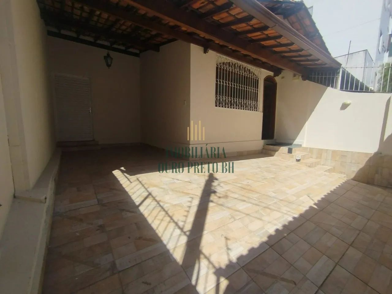 Casa Geminada à Venda no bairro Castelo;