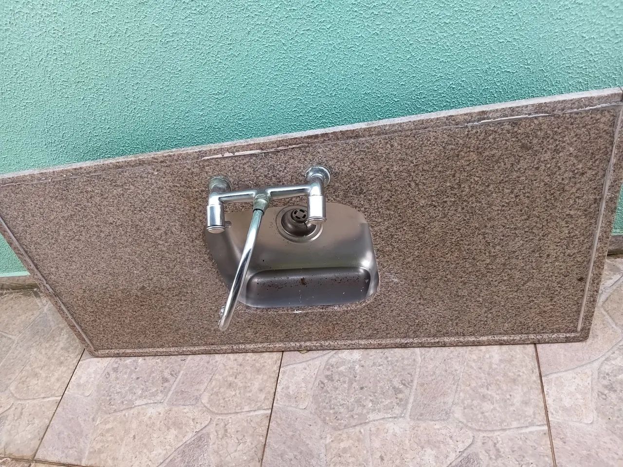Pia em granito com torneira 