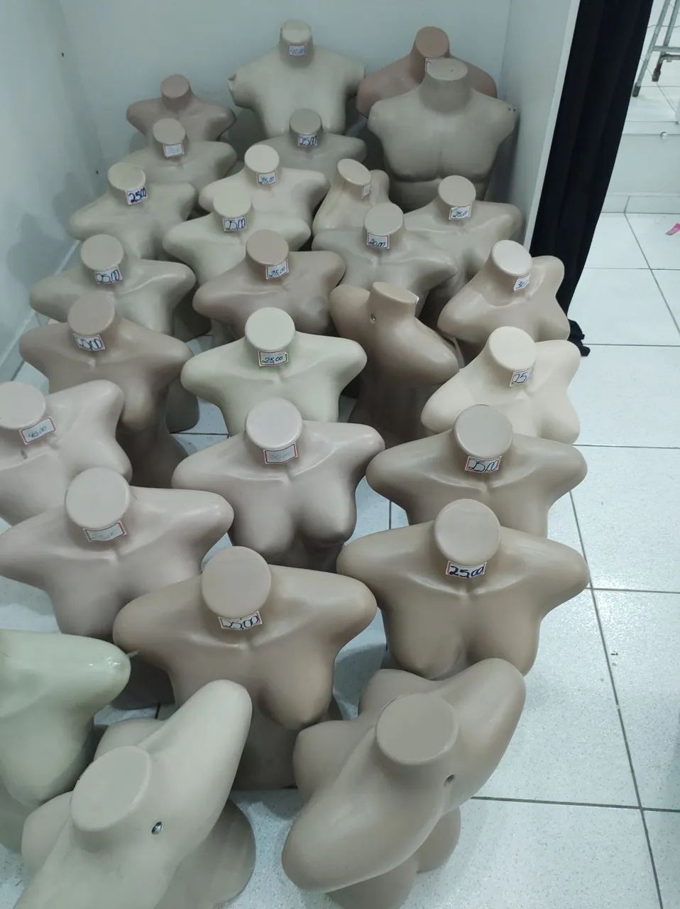 Vendo manequins e instalações para loja desapego 
