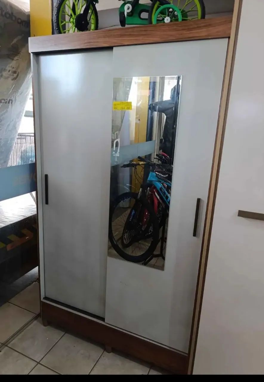 Guarda roupa de solteiro R$850,00 portas de correr 