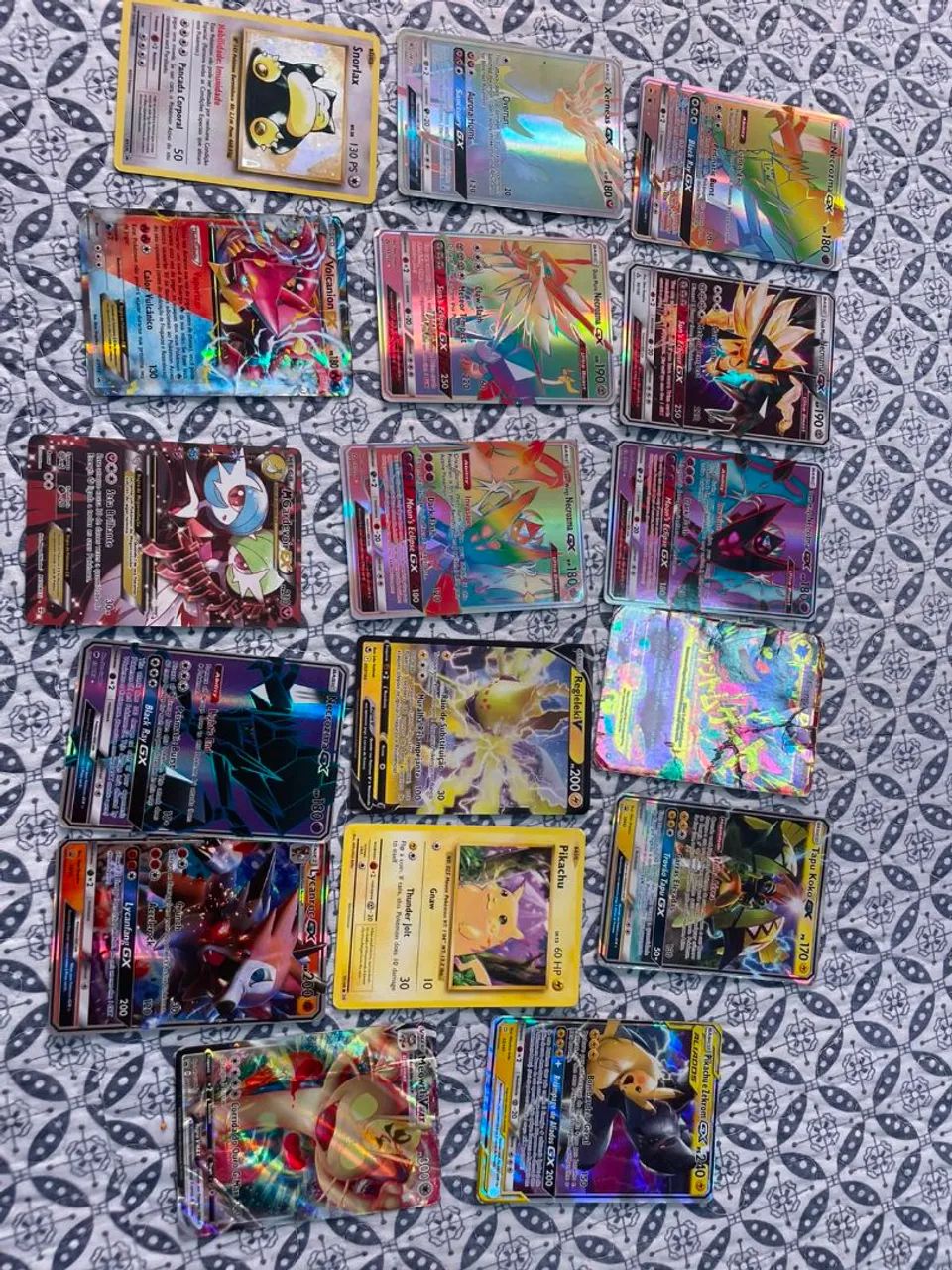 Álbum com 200 cartas Pokémon sendo 17 Lendárias 