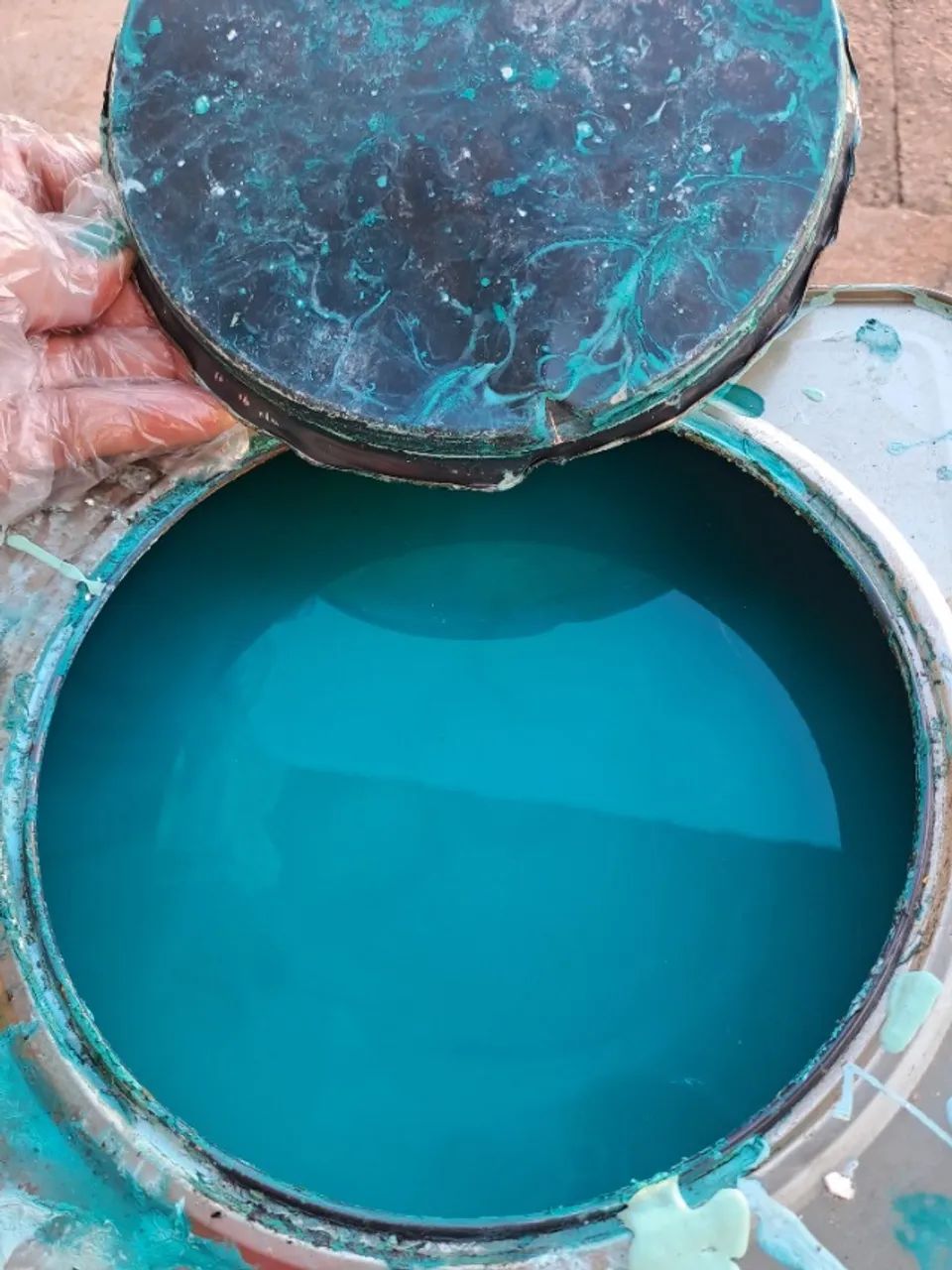 Galão de tinta verde piscina
