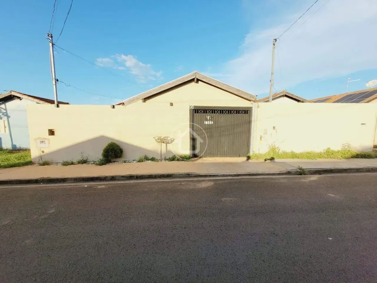 CASA COM 3 QUARTOS SENDO 1 SUÍTE