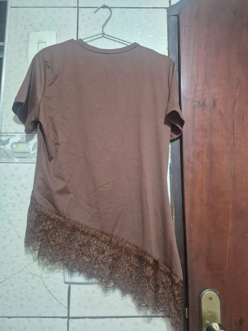 Blusa feminina marrom manga curta  - Foto 2