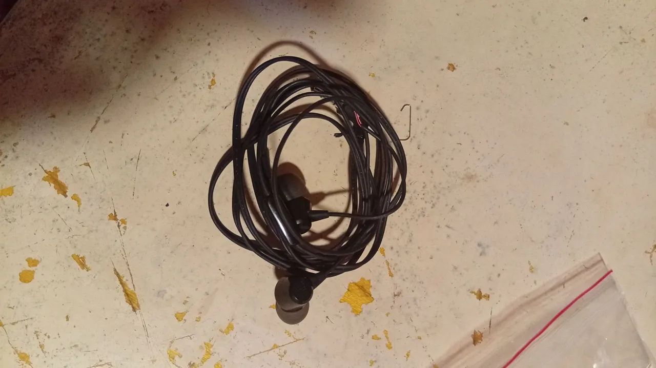 Fone de ouvido JBL com fio e microfone, P2, funcionando