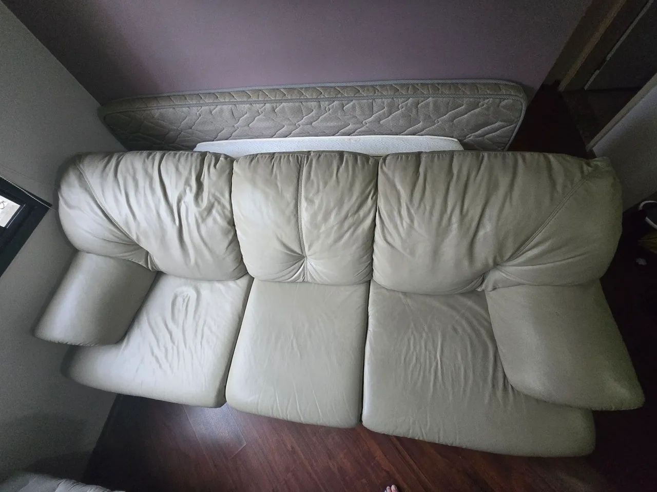 Sofá de couro Bege - Foto 2