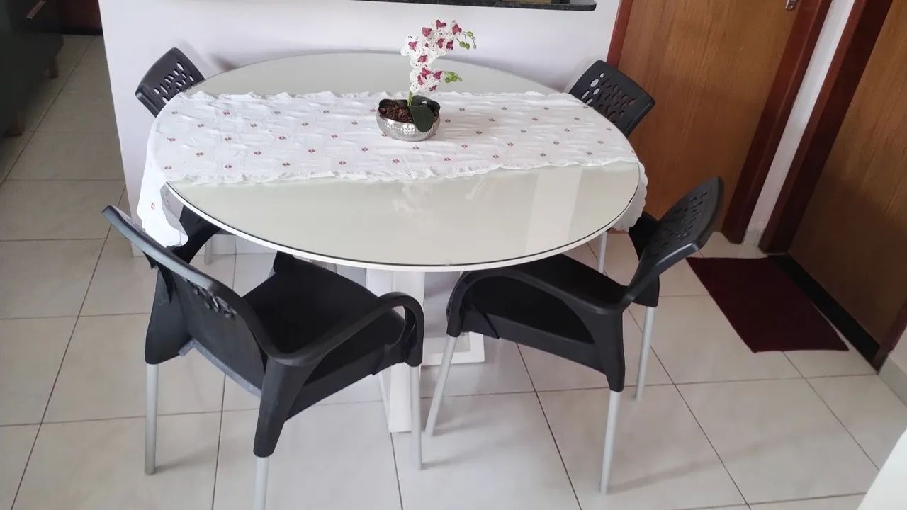 Mesa tampo de vidro com 4 cadeiras 
