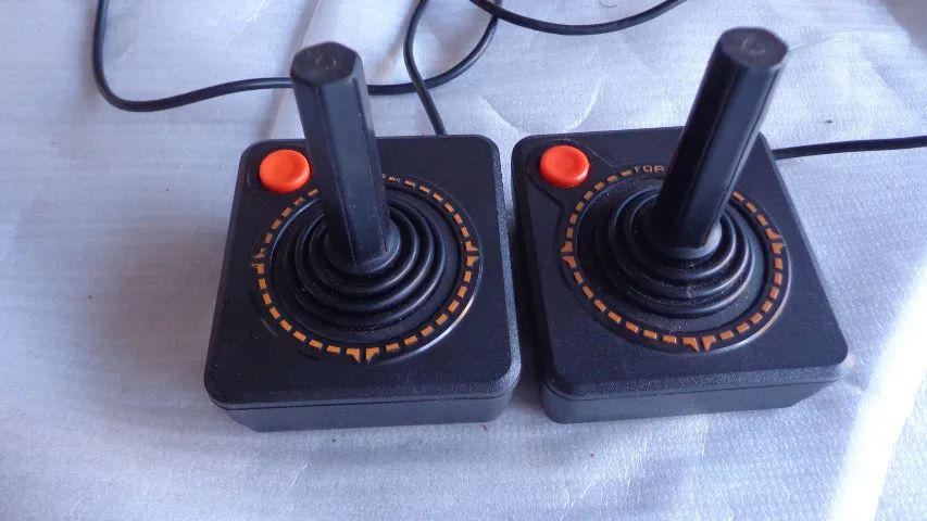 Par Controles Atari 2600 Original Antigo Joystick Coroados (Usado)
