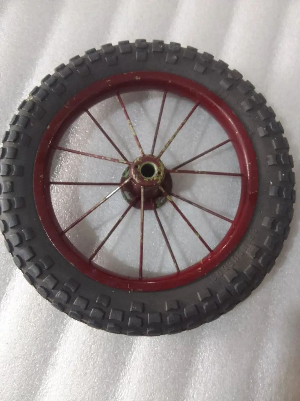Rodas aro 12 e13 plástico e ferro. Com pneu maciço - Foto 3