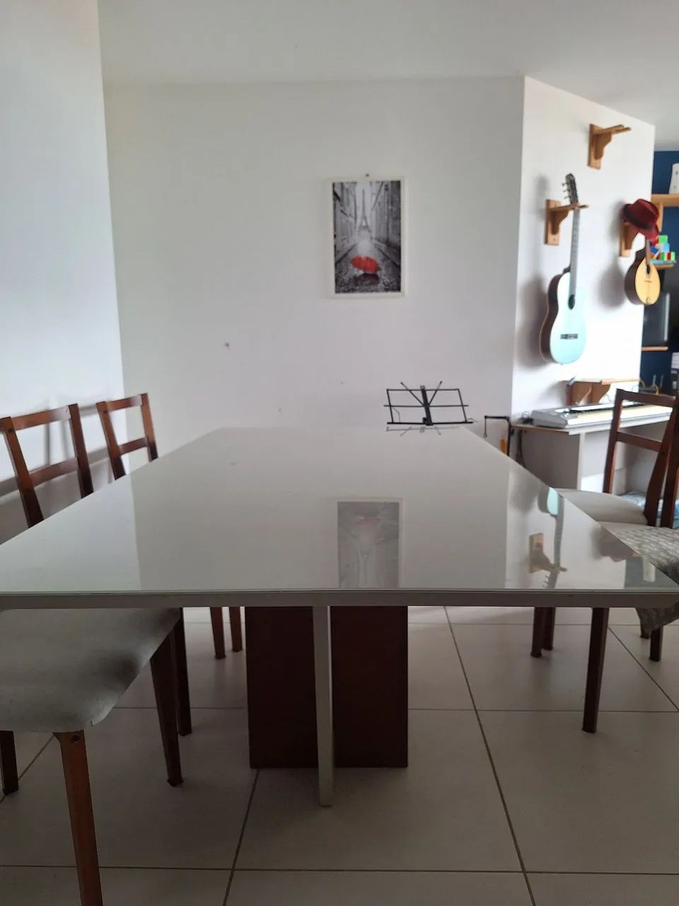 Mesa em MDF laqueado e vidro 8 lugares