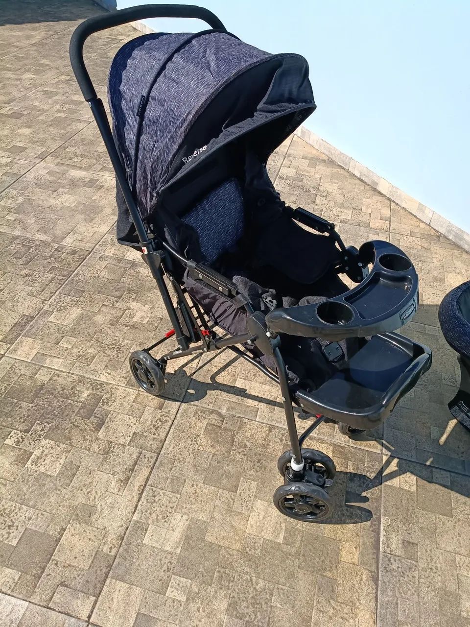 Carrinho de bebê com bebê conforto cosco
