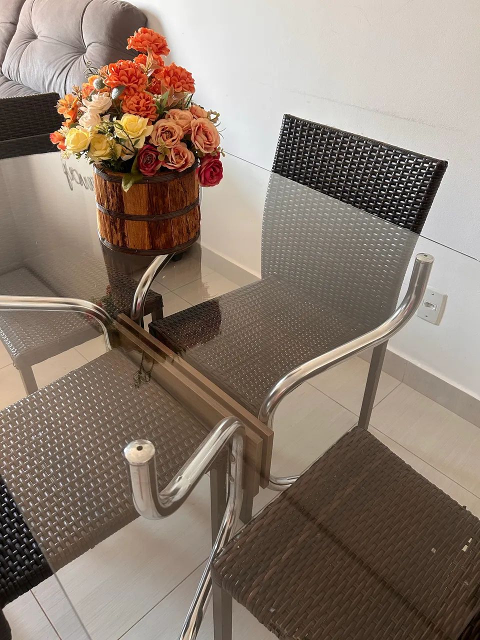 Vendo mesa de vidro com 4 cadeiras 
