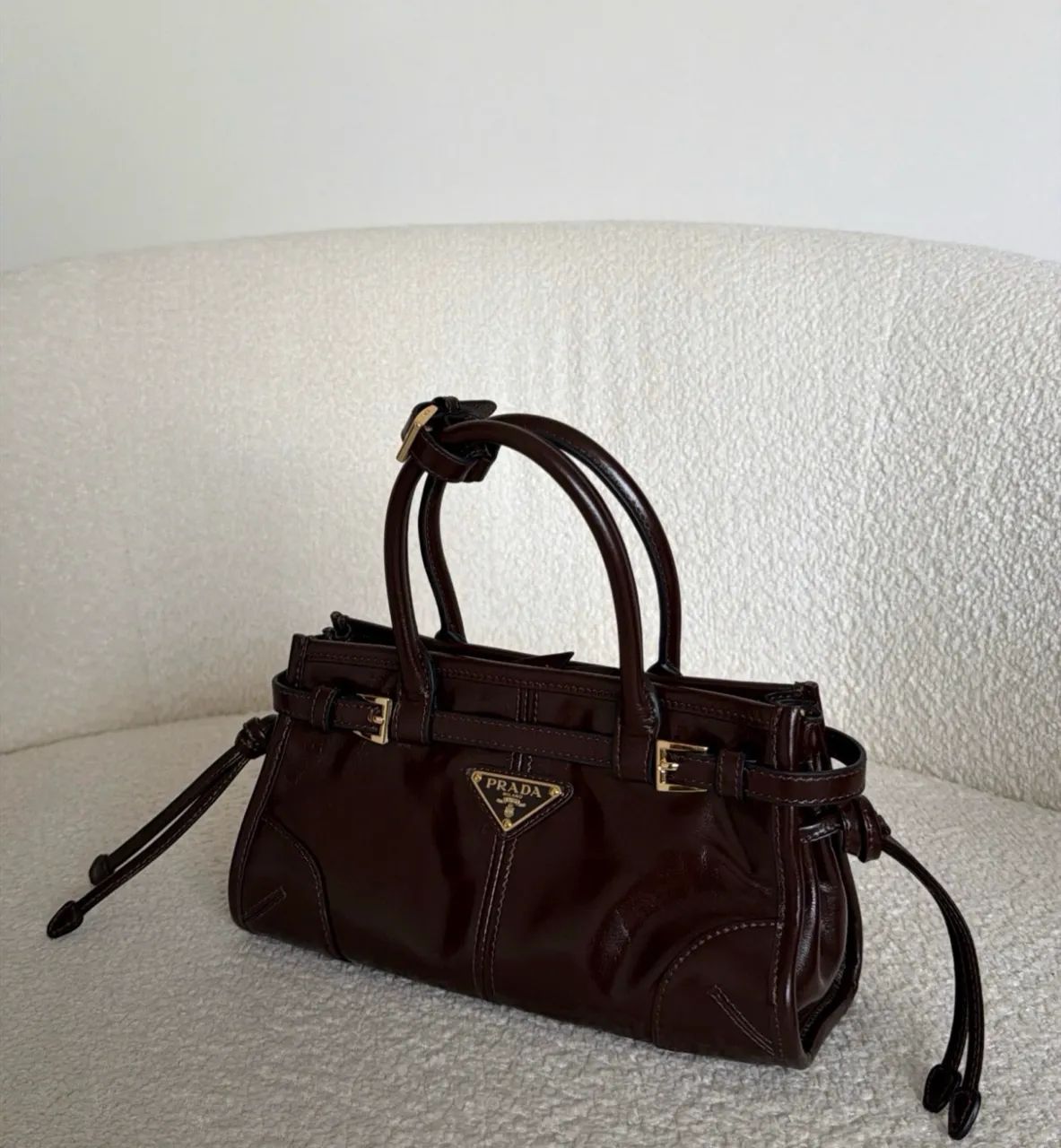 Bolsa Prada Bonnie marrom - 32cm em couro  - Foto 4