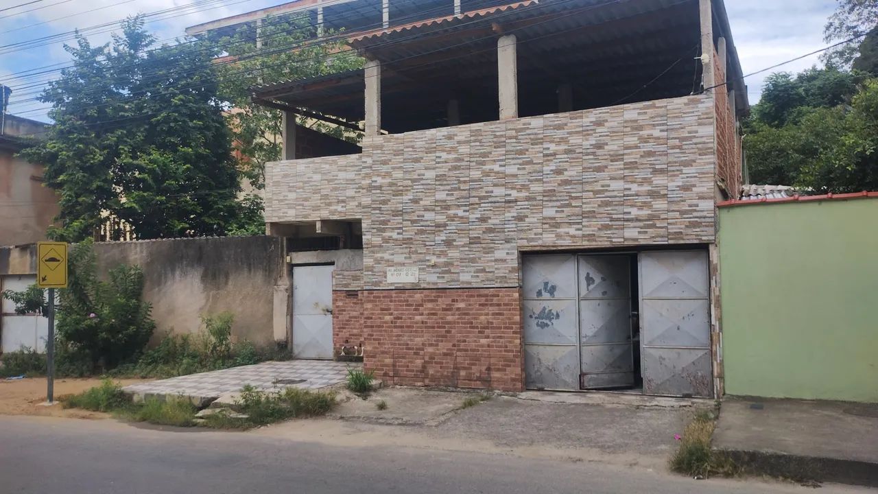 Aluga se casa com dois e três quartos, sem garagem, valor $850, e $1200, + caução. 
