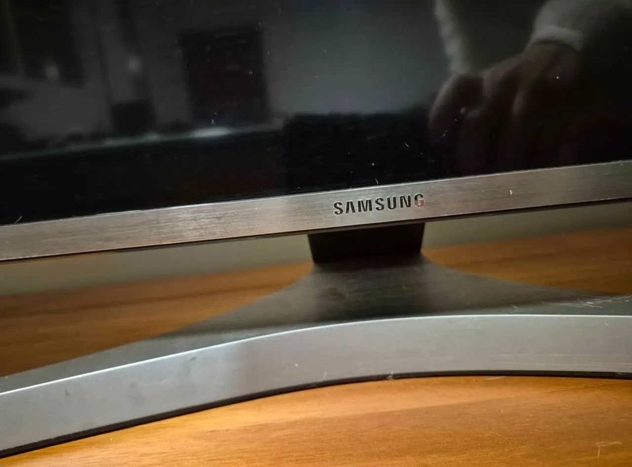 Smart Tv 4k UHD 50 Polegadas Samsung comando de voz - Foto 3