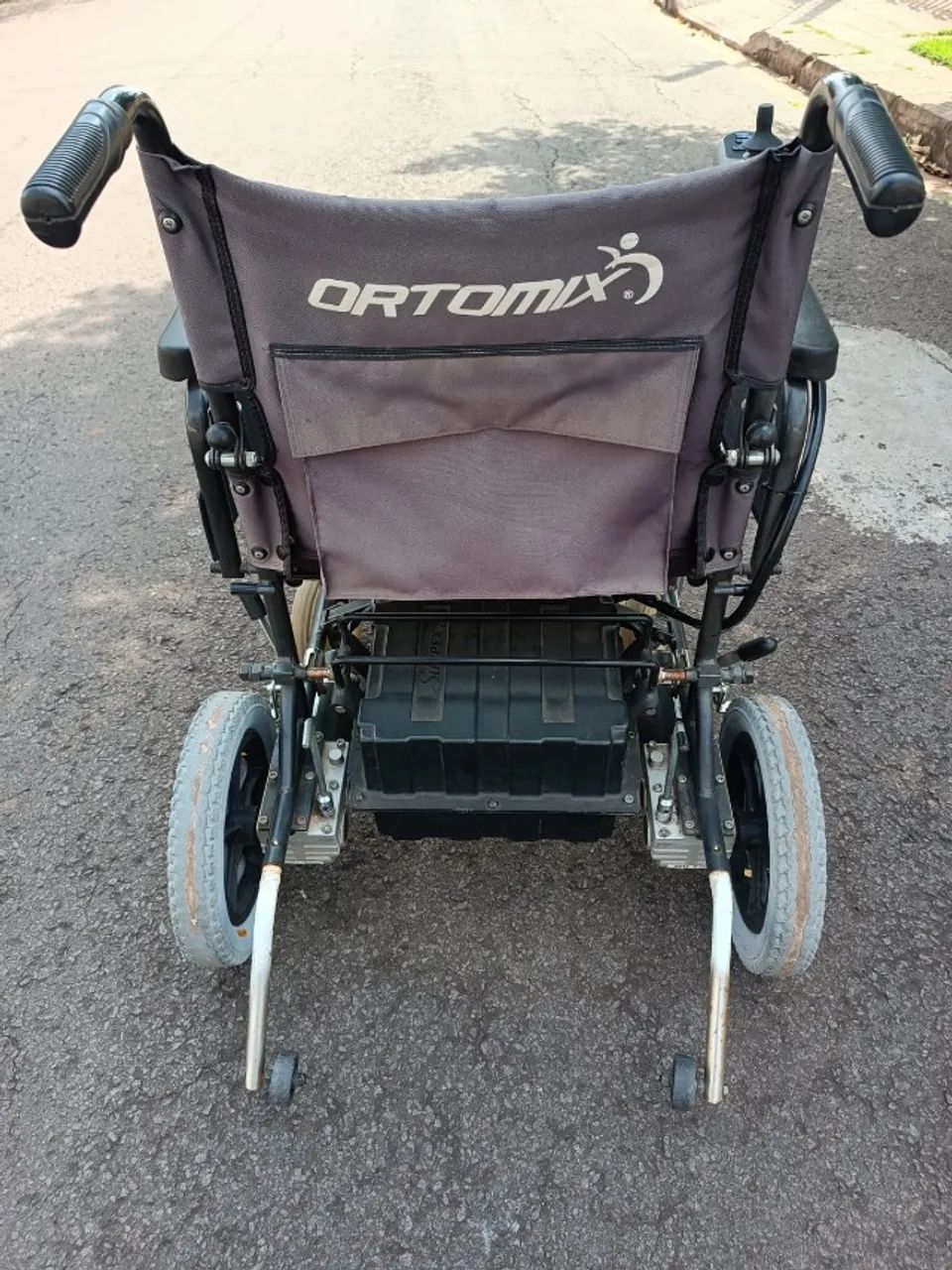 Vendo cadeira de rodas motorizada Ortomix - Foto 4