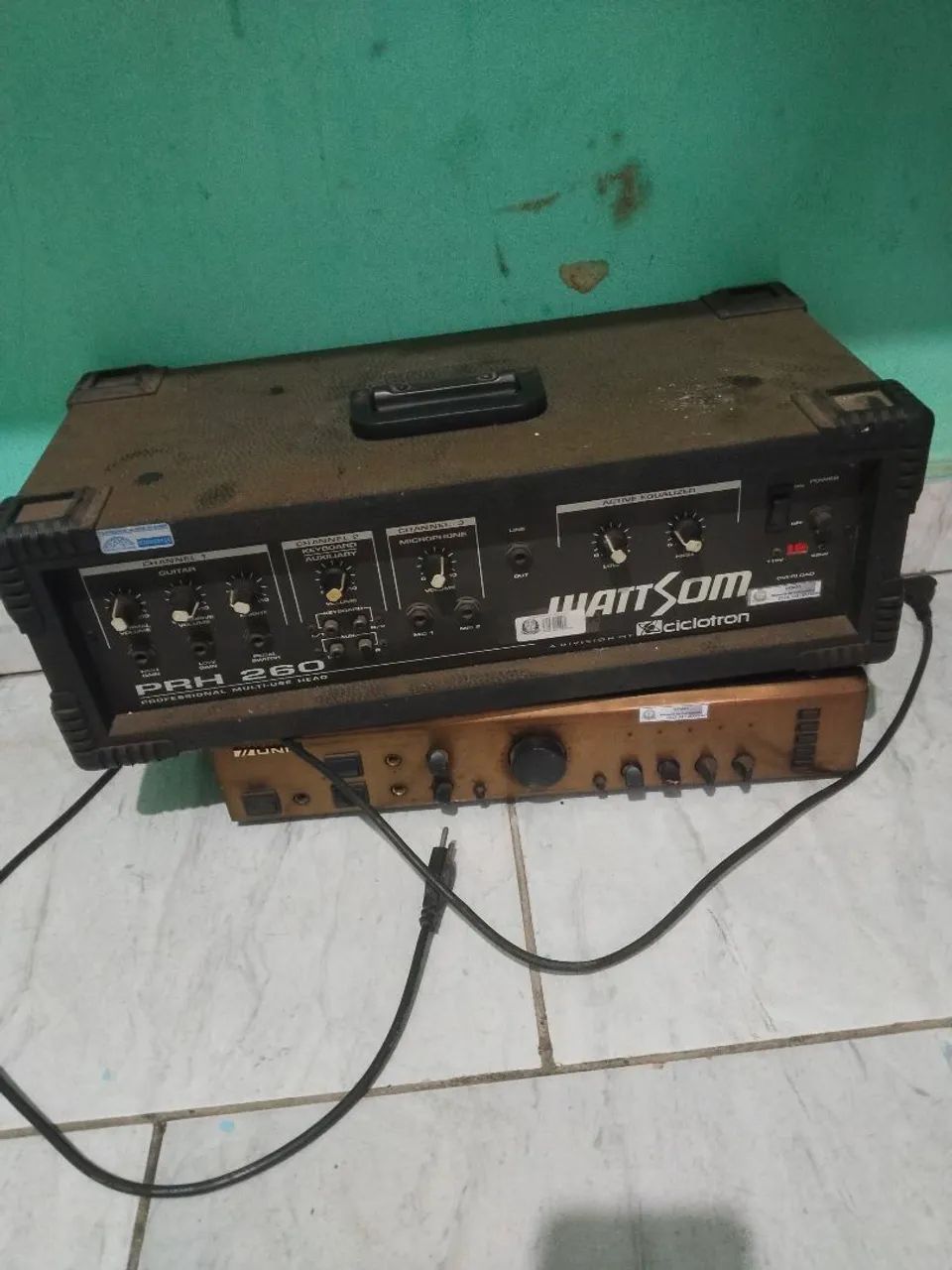 Vendo caixa de som marca watisom duas *