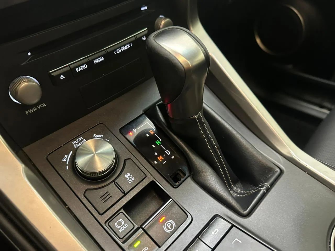 Lexus NX-300 Luxury 2.0 16V 238cv Aut., foto 18 de 20