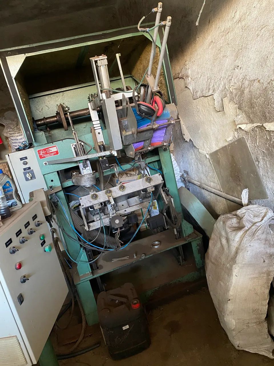 Máquina tufadeira automática para vassouras