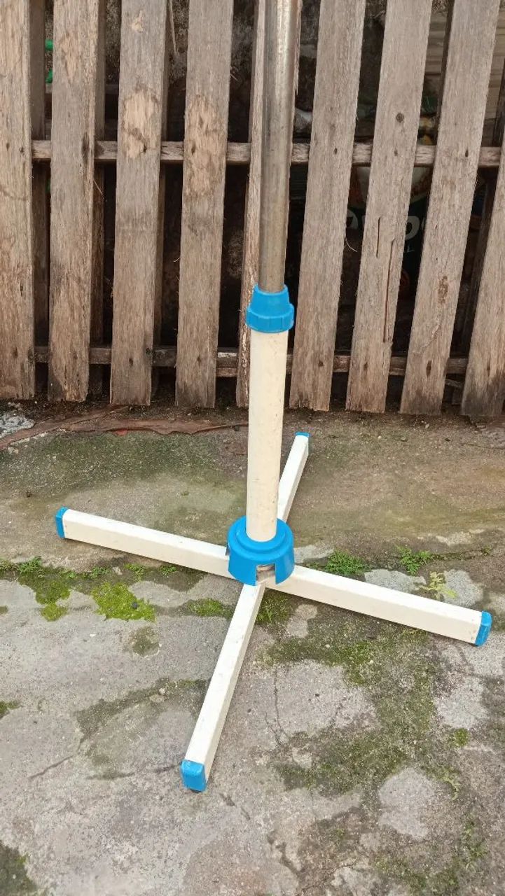 Base para ventilador de pé.