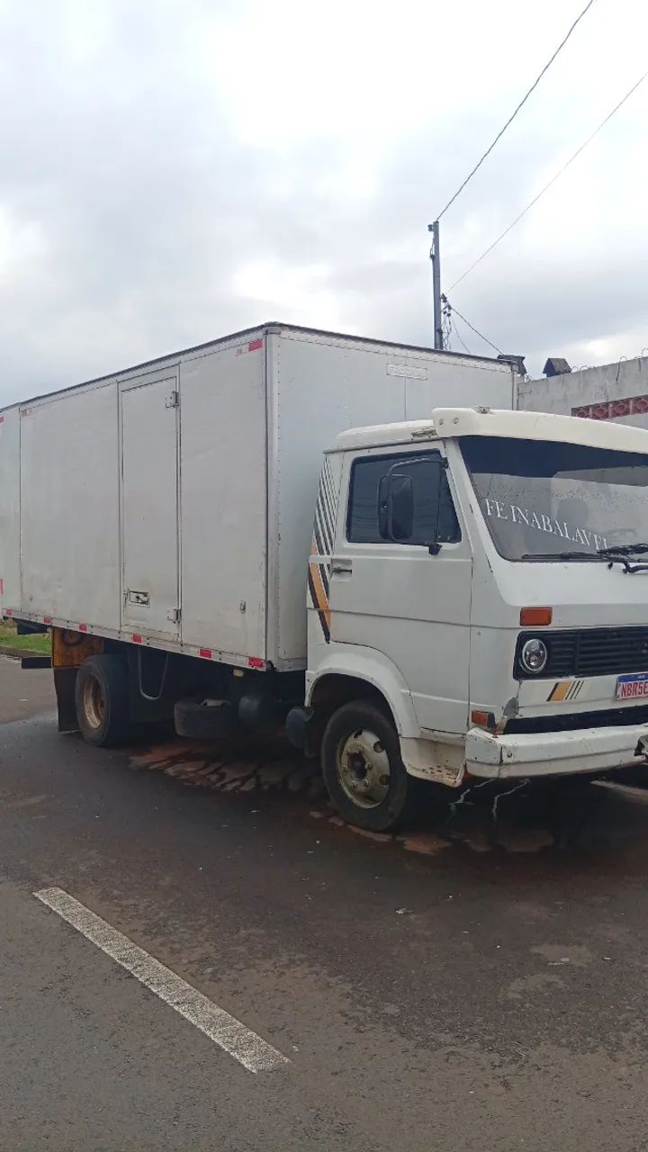 Caminhão baú 5mt 