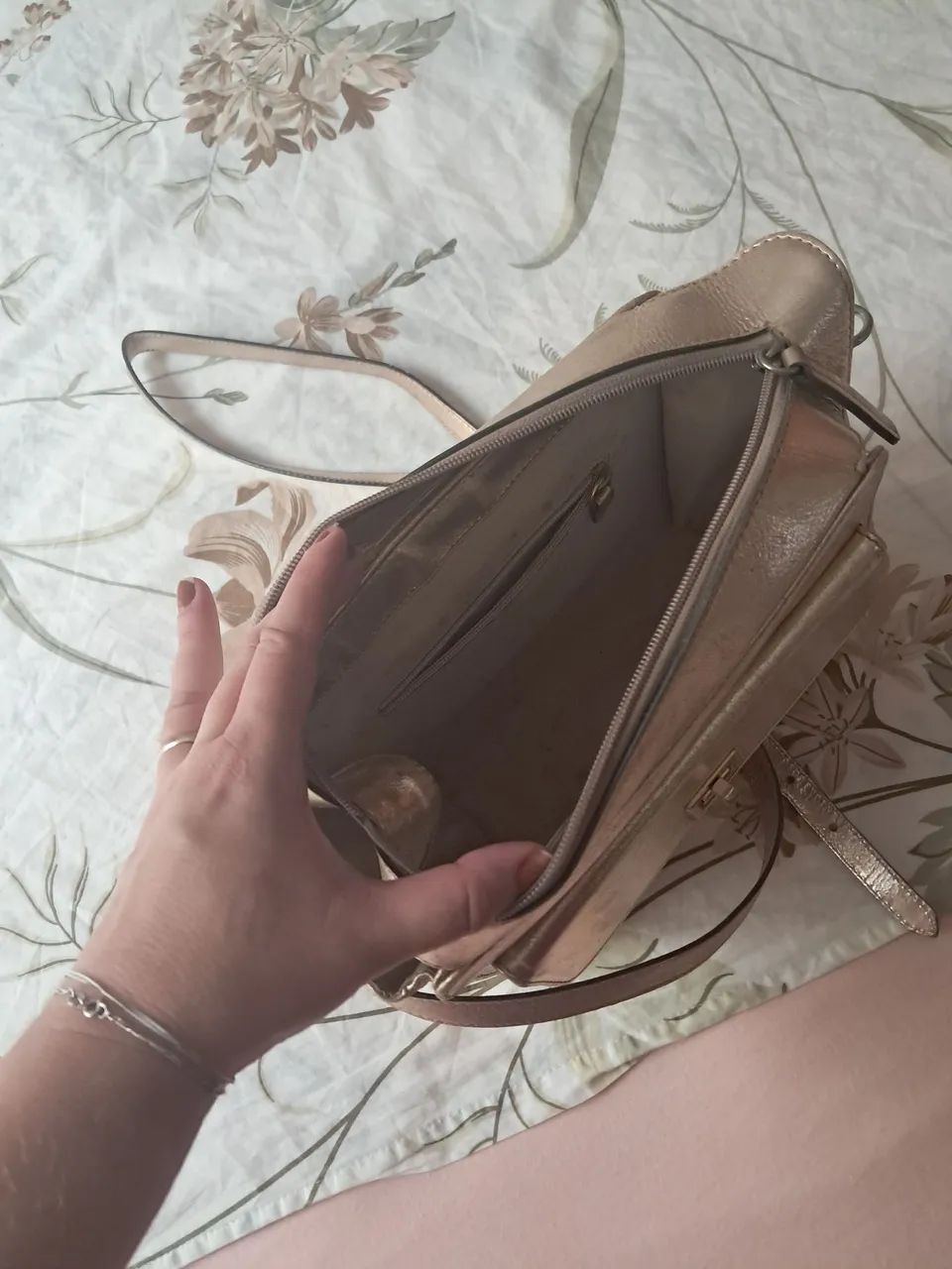 Bolsa semi nova dourada de couro - Foto 3