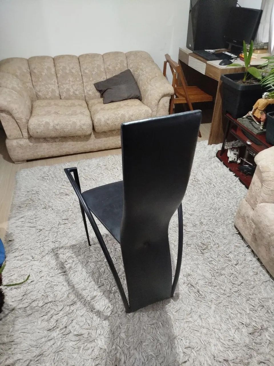 Vendo Cadeira estilosa em couro e metal - Foto 3
