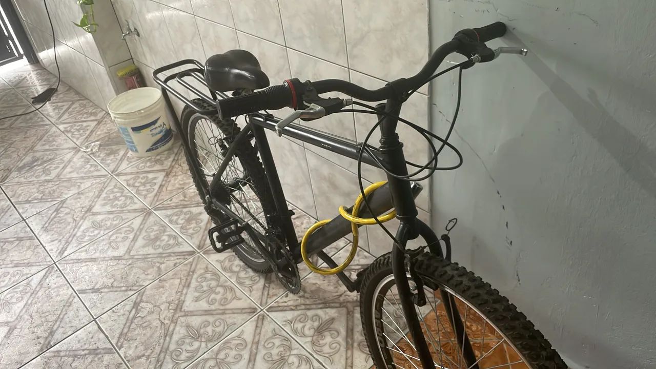 bicicleta aro 26 preta - Foto 3
